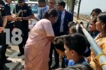 റോഡരികിൽ കാത്തുനിന്ന കുരുന്നുകൾക്ക് രാഷ്ട്രപതിയുടെ 'സർപ്രൈസ് മധുരം'