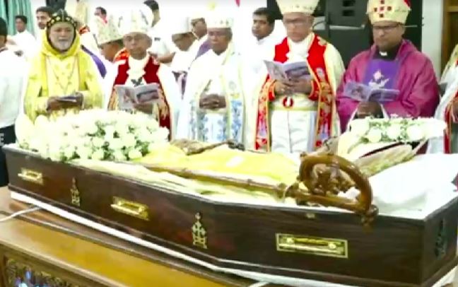  രാവിലെ വിശുദ്ധ കുര്‍ബാനയോടെ ആരംഭിച്ച സംസ്കാര ചടങ്ങുകളില്‍ പങ്കെടുക്കാന്‍ വിശ്വാസികള്‍ക്ക് പുറമെ സമൂഹത്തിന്‍റെ നാനാതുറയില്‍ നിന്നുള്ള നിരവധി പേര്‍ എത്തിയിരുന്നു.ആര്‍ച്ച്ബിഷപ് മാര്‍ ജോസഫ് പെരുന്തോട്ടം ഉള്‍പ്പെടെ അമ്പതോളം ബിഷപ്പുമാരും അതിരൂപതയ്ക്കകത്തും പുറത്തുനിന്നുമുള്ള നൂറുകണക്കിനു വൈദികരും സഹകാര്‍മികരായി