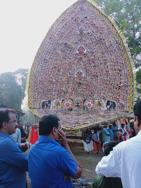  പുലർച്ചെ ഒരു മണിയോടെ പടയണിക്കളത്തിൽ പുലവൃത്തത്തോടെ പടയണിയുടെ ചടങ്ങുകൾ ആരംഭിച്ചു. മഹാഭൈരവിക്കോലത്തിൻറെ പാളചെത്തുന്ന ജോലികൾ ചൊവ്വ രാത്രി മുതൽ ആരംഭിച്ചിരുന്നു
