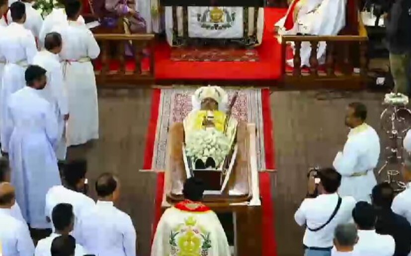  മെത്രാപ്പോലീത്തന്‍ പള്ളിയോടു ചേര്‍ന്നുള്ള മര്‍ത്തമറിയം കബറിടപള്ളിയിലെ മുന്‍ ആര്‍ച്ച്ബിഷപ്പ് ദൈവദാസന്‍ മാര്‍ കാവുകാട്ട് ഉള്‍പ്പെടെയുള്ള അഭിവന്ദ്യരായ മെത്രാന്മാരുടെ കബറിടത്തോടുചേര്‍ന്നാണ് മാര്‍പവ്വത്തിലിന്‍റെ ഭൗതികശരീരം അടക്കം ചെയ്തത്.