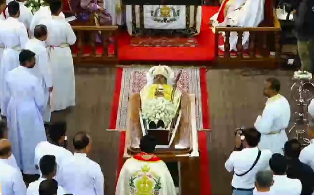  മെത്രാപ്പോലീത്തന്‍ പള്ളിയോടു ചേര്‍ന്നുള്ള മര്‍ത്തമറിയം കബറിടപള്ളിയിലെ മുന്‍ ആര്‍ച്ച്ബിഷപ്പ് ദൈവദാസന്‍ മാര്‍ കാവുകാട്ട് ഉള്‍പ്പെടെയുള്ള അഭിവന്ദ്യരായ മെത്രാന്മാരുടെ കബറിടത്തോടുചേര്‍ന്നാണ് മാര്‍പവ്വത്തിലിന്‍റെ ഭൗതികശരീരം അടക്കം ചെയ്തത്.
