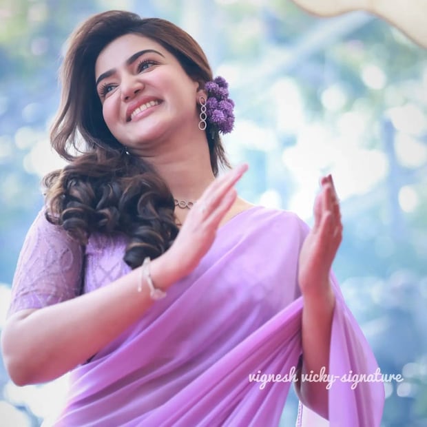  കുടുംബസമേതമാണ് ഹണിറോസ് അയർലൻഡിൽ എത്തിയത്. ഇതിന്‍റെ ചിത്രങ്ങളും വീഡിയോയുമൊക്കെ ഹണിറോസ് തന്നെ ഇൻസ്റ്റാഗ്രാമിൽ പങ്കുവെച്ചിട്ടുണ്ട്.