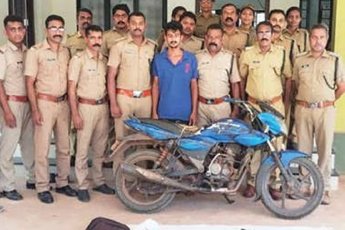 വേട്ടക്ക് ഉപയോഗിച്ച ലൈസന്‍സില്ലാത്ത നാടന്‍ തോക്ക്, വെടിയുണ്ട, ബൈക്ക് എന്നിവയും കസ്റ്റഡിയിലെടുത്തു.