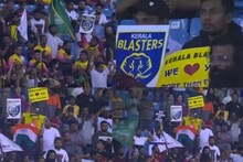 സന്തോഷ് ട്രോഫി ഫൈനൽ വേദിയിൽ ബ്ലാസ്റ്റേഴ്സിന് പിന്തുണയുമായി ആരാധകർ