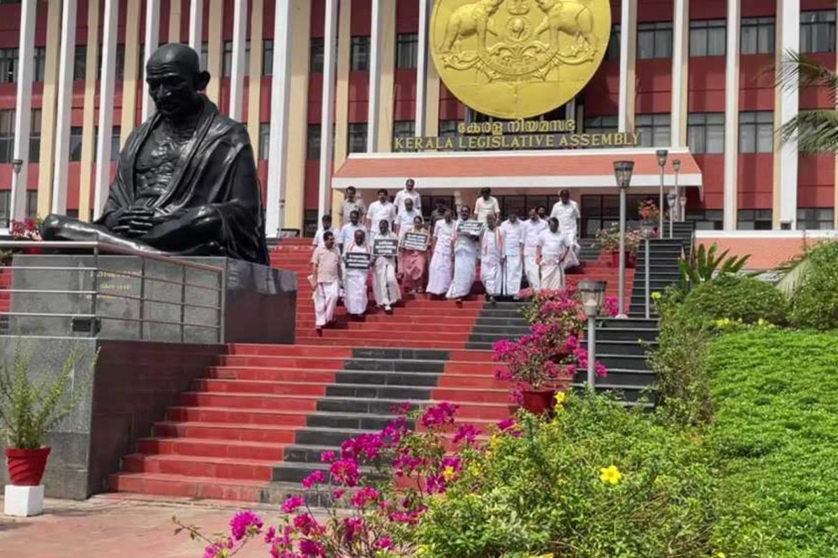  സംഘർഷവുമായി ബന്ധപ്പെട്ട പൊലീസ് അന്വേഷണവും നടക്കുന്നുണ്ട്. നിയമസഭാ സംഘര്‍ഷവുമായി ബന്ധപ്പെട്ട് രജിസ്റ്റര്‍ ചെയ്ത കേസില്‍ പ്രതിപക്ഷ എംഎല്‍എമാര്‍ക്കെതിരെ ചുമത്തിയ ജാമ്യമില്ലാ വകുപ്പുകളില്‍ ഒന്നായ ഐപിസി 326 ഒഴിവാക്കി പൊലീസ് തിരുവനന്തപുരം നേരത്തെ സിജെഎം കോടതിയില്‍ റിപ്പോര്‍ട്ട് സമര്‍പ്പിച്ചിരുന്നു.