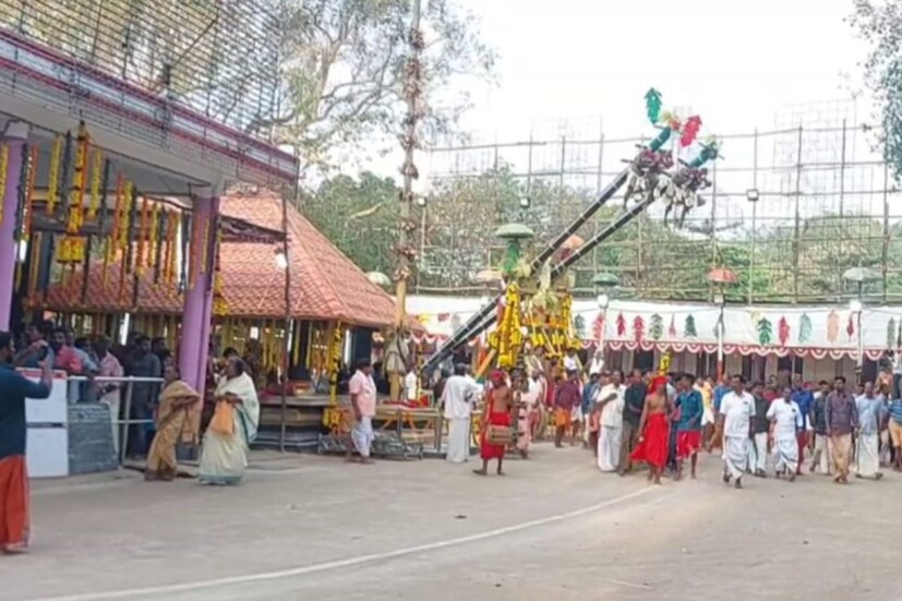 രണ്ട് മുടികളിലായി കുടികൊള്ളുന്ന കൊല്ലങ്കോട്ടമ്മയ്ക്ക് കൊല്ലങ്കോട്ടിലെ വട്ടവിള വെങ്കഞ്ഞി എന്നീ രണ്ടു ദേശങ്ങളിലായി രണ്ട് മുടിപ്പുരകളുമുണ്ട്.