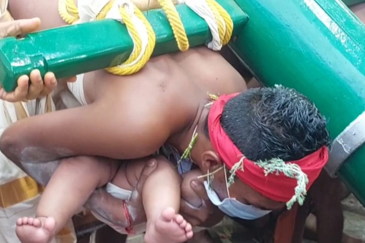  മീന ഭരണിയോട് അനുബന്ധിച്ച് കൊല്ലങ്കോട് ഭദ്രകാളി ക്ഷേത്രത്തിൽ നടക്കുന്ന തൂക്ക നേർച്ച