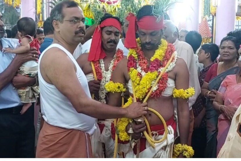  മീന ഭരണിയോട് അനുബന്ധിച്ച് കൊല്ലങ്കോട് ഭദ്രകാളി ക്ഷേത്രത്തിൽ നടക്കുന്ന തൂക്ക നേർച്ച