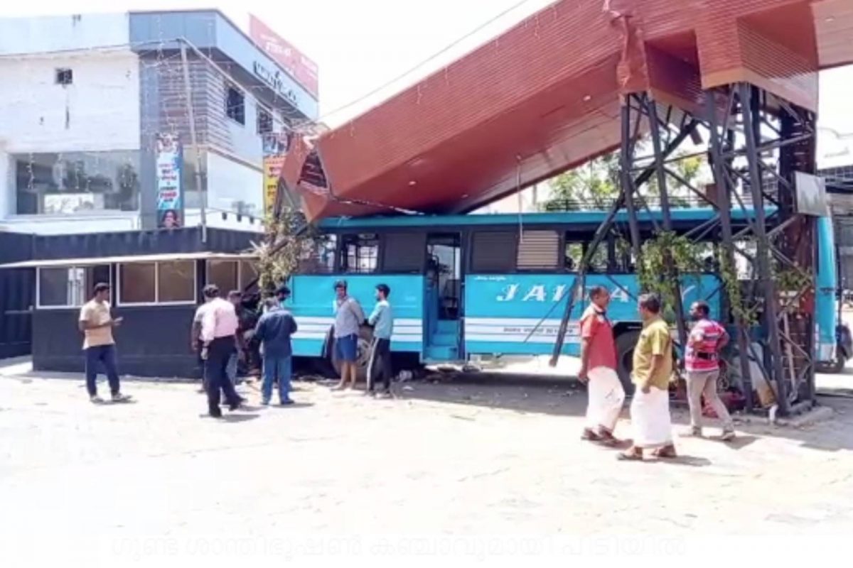 ഡ്രൈവർക്ക് ദേഹാസ്വാസ്ഥ്യം; കോട്ടയത്ത് നിയന്ത്രണം വിട്ട ബസ് ചായക്കടയിൽ ഇടിച്ചു കയറി