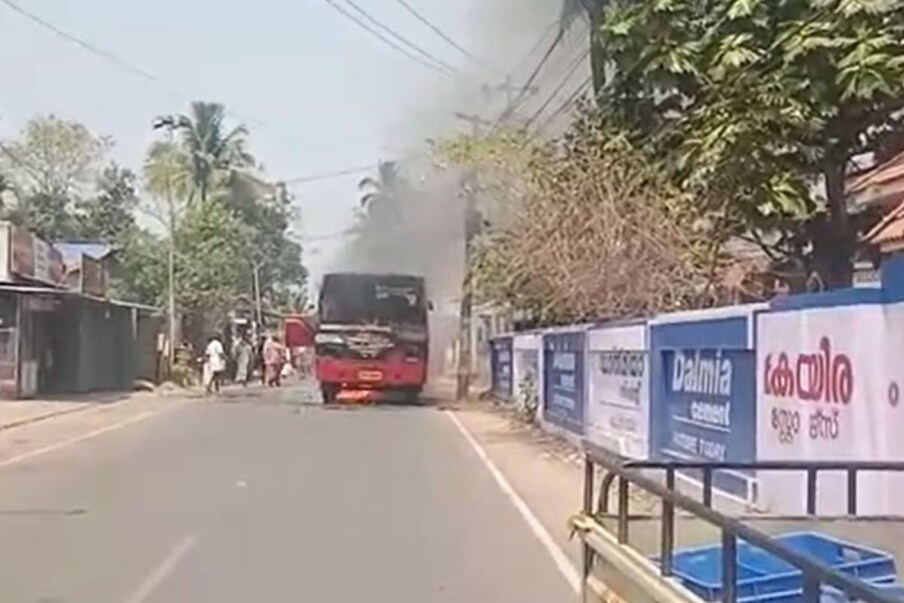  തിരുവനന്തപുരം: ആറ്റിങ്ങൽ ഡിപ്പോയിലെ കെഎസ്ആർടിസി ബസിന് ചിറയിൻകീഴ് അഴൂരിൽ യാത്രയ്ക്കിടെ തീ പിടിച്ചു