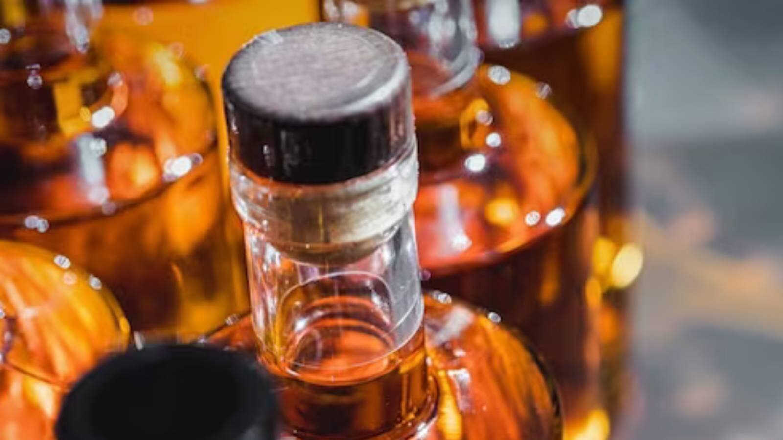 കാലാവധി കഴിഞ്ഞു; മണ്ണിൽ ഒഴുക്കികളഞ്ഞത് നാലര ലക്ഷം ലിറ്റർ മദ്യം; ഒഴുക്കി