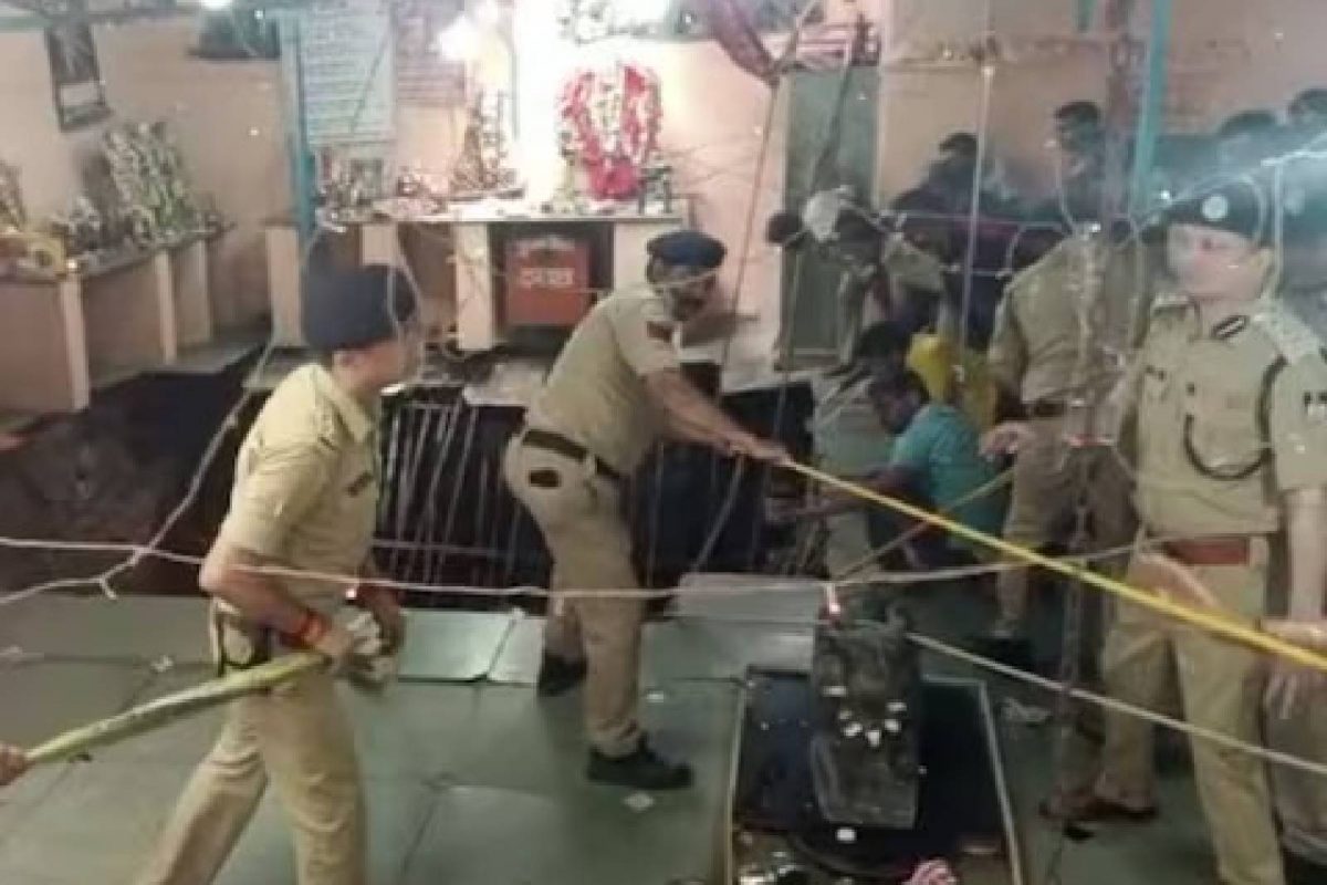 ഇന്‍ഡോറിലെ ബെലേശ്വര്‍ മഹാദേവ ക്ഷേത്രത്തിലാണ് സംഭവം