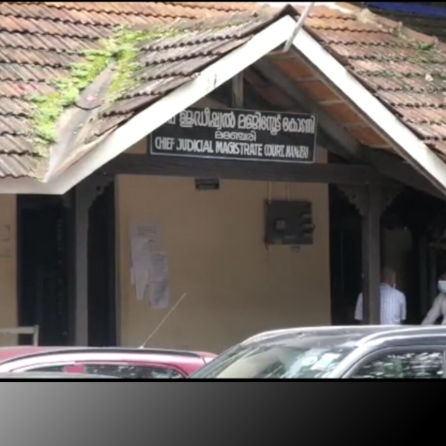  മലപ്പുറം: ഭാര്യയെ പ്രകൃതി വിരുദ്ധ പീഡനത്തിന് ഇരയാക്കിയ യുവാവിന് ശിക്ഷ വിധിച്ച് മഞ്ചേരി കോടതി.  അമരമ്പലം താഴെ ചുള്ളിയോട്‌ കുന്നുമ്മല്‍ മുഹമ്മദ്‌ റിയാസിനാണു മഞ്ചേരി അഡീഷണല്‍ ജില്ലാ സെഷന്‍സ്‌ കോടതി (ഒന്ന്‌) ഒരു വര്‍ഷം കഠിനതടവും 25000 രൂപ പിഴയും ശിക്ഷ വിധിച്ചത്. പിഴയടച്ചില്ലെങ്കില്‍ മൂന്നു മാസം അധിക തടവ്‌ അനുഭവിക്കണം. കേസിലെ രണ്ടാം പ്രതി ഭര്‍തൃ പിതാവ്‌ അബ്‌ദു(63), മൂന്നാം പ്രതി ഭര്‍തൃ മാതാവ്‌ നസീറ(42) എന്നിവരെ തെളിവുകളുടെ അഭാവത്തില്‍ വെറുതെവിട്ടു.