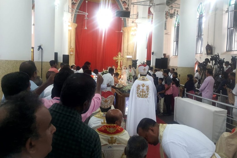  സാമൂഹ്യ സാംസ്‌കാരിക രാഷ്ട്രീയ രംഗത്തെ പ്രമുഖർ അന്തിമോപചാരമർപ്പിക്കാനെത്തി. സഭയുടെ പ്രധാനപ്പെട്ട അധ്യക്ഷനായിരുന്നു മാർ ജോസഫ് പൗവത്തിൽ. 1930 ഓഗസ്റ്റ് 14ന് കുറുമ്പനാട്ടാണ് ജനനം. എസ്.ബി കോളജിൽനിന്ന് വിദ്യാഭ്യാസം നേടിയ ശേഷം 1962ൽ പൗരോഹിത്യം സ്വീകരിച്ചു.