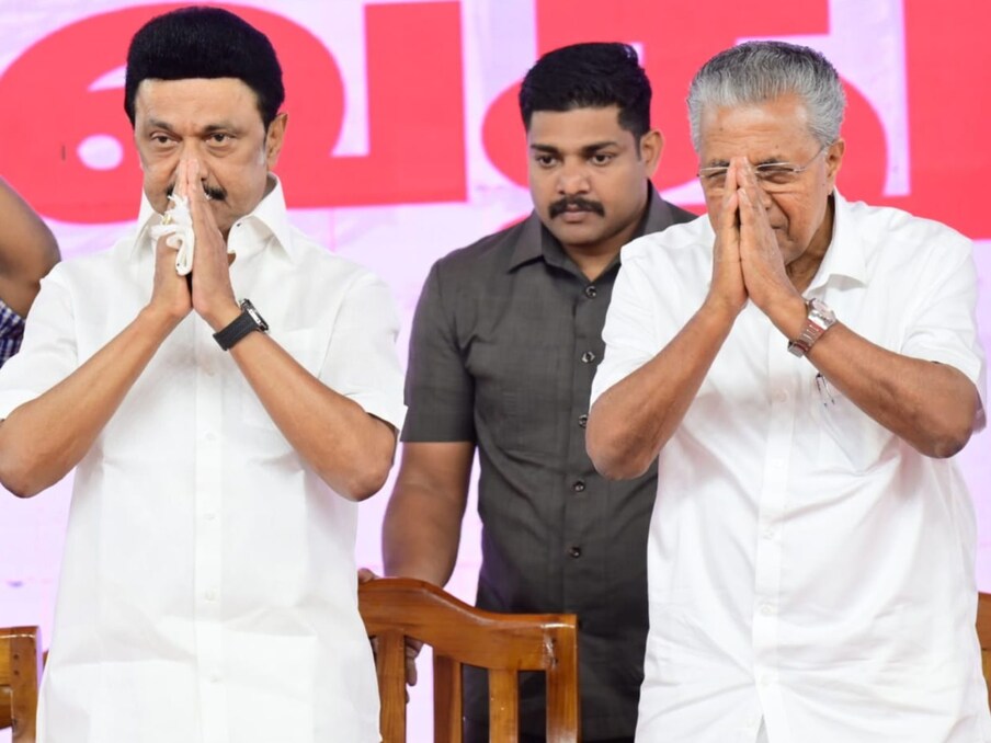  നാഗർകോവിൽ: തമിഴ്നാട് മുഖ്യമന്ത്രി എം കെ സ്റ്റാലിൻ തന്റെ സഹോദരനാണെന്ന് കേരള മുഖ്യമന്ത്രി പിണറായി വിജയൻ പറഞ്ഞു. രാജ്യത്ത് വർഗീയ സംഘർഷങ്ങളില്ലാത്ത ചുരുക്കം ചില സംസ്ഥാനങ്ങളേ ഉള്ളൂവെന്നും അതിൽ ഒന്ന് തമിഴ്നാടും മറ്റൊന്ന് കേരളവുമാണെന്നും പിണറായി പറഞ്ഞു. മാറു മറയ്ക്കൽ സമരത്തിന്റെ 200ാം വാർഷികവുമായി ബന്ധപ്പെട്ട് തമിഴ്നാട് മതനിരപേക്ഷ പുരോഗമന മുന്നണിയുടെ നേതൃത്വത്തിൽ നാഗർകോവിലിൽ നടത്തിയ പരിപാടിയിലായിരുന്നു പിണറായി വിജയനും എം കെ സ്റ്റാലിനും വേദി പങ്കിട്ടത്.