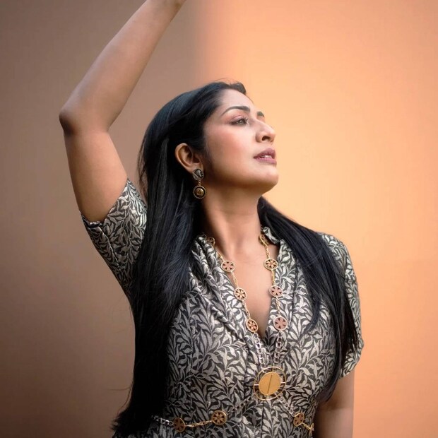  ഒരുപിടി നല്ല കഥാപാത്രങ്ങളുമായി മലയാളി പ്രേക്ഷകരുടെ ഹൃദയത്തിൽ ഇടംനേടിയ നടിയാണ് നവ്യാ നായർ. സ്കൂൾ കലോത്സവവേദിയിൽനിന്ന് സിനിമയിലേക്ക് എത്തിയ നവ്യ നിരവധി ഹിറ്റ് ചിത്രങ്ങളിൽ നായികയായിരുന്നു. വിവാഹത്തോടെ അഭിനയരംഗത്തുനിന്ന് തൽക്കാലം വിട്ടുനിന്നെങ്കിലും അടുത്തിടെയായി വീണ്ടും സിനിമയിൽ സജീവമാകുകയാണ് താരം. സിനിമയ്ക്ക് പുറമെ ടിവി പരിപാടികളിലും താരം പ്രത്യക്ഷപ്പെടുന്നുണ്ട്.