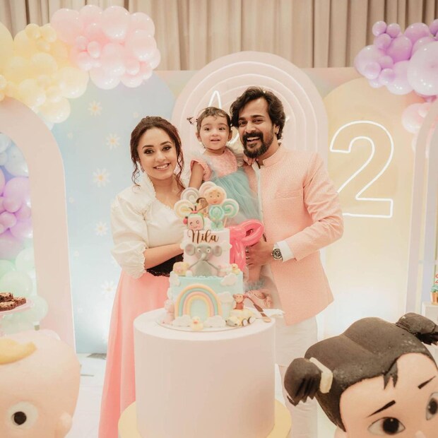  ബിഗ് ബോസിലൂടെ പരിചയപ്പെടുകയും പ്രണയത്തിലാകുകയും ചെയ്ത ശ്രീനിഷും പേർളി മാണിയും 2018 ഡിസംബർ 22ന് വിവാഹിതരാകുകയായിരുന്നു. ചാനൽ റിയാലിറ്റി ഷോയിലൂടെ മൊട്ടിട്ട പ്രണയം ഇരുവരെയുമെന്ന പോലെ പ്രേക്ഷകരെയും സന്തോഷിപ്പിച്ചിരുന്നു.