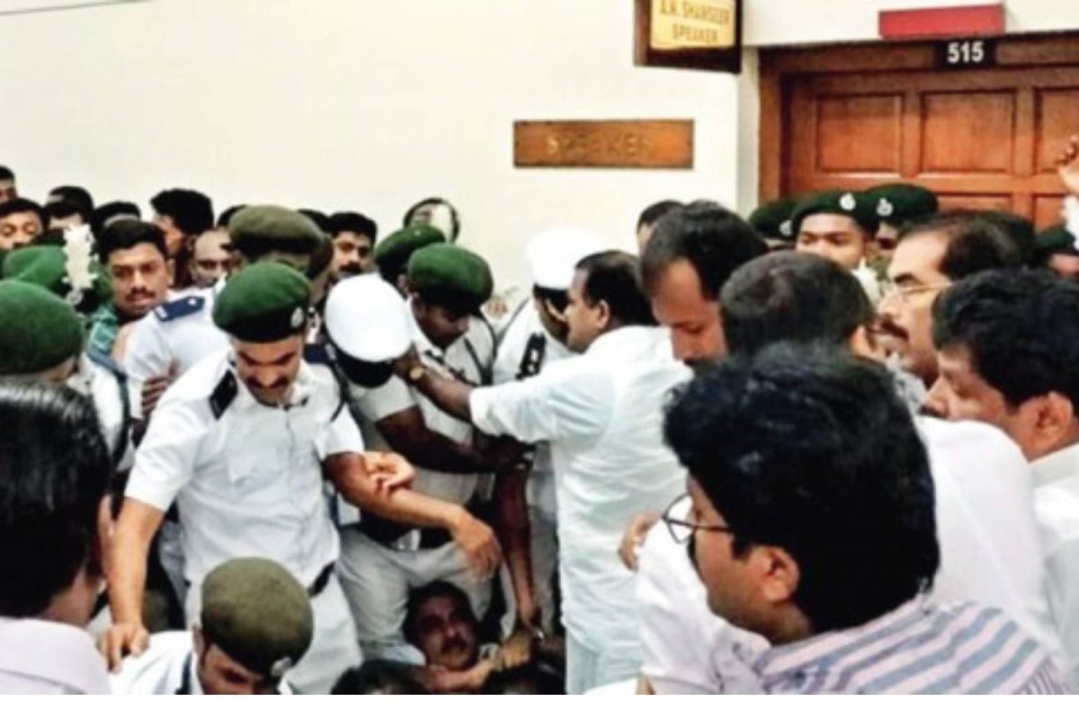  തിരുവനന്തപുരം: നിയമസഭാ സമ്മേളനത്തിനിടെ സ്പീക്കറുടെ ഓഫീസിന് മുന്നിലുണ്ടായ സംഘർഷം മൊബൈൽ ഫോണിൽ ചിത്രീകരിച്ചതിന് പ്രതിപക്ഷ എംഎൽഎമാരുടെ പേഴ്സണൽ സ്റ്റാഫിന് നോട്ടീസ്. അതീവ സുരക്ഷാ മേഖലയിൽ ദൃശ്യങ്ങൾ പകർത്തിയെന്ന് ആരോപിച്ചാണ് നോട്ടീസ്. 15 ദിവസത്തിനകം കാരണം കാണിക്കണമെന്ന് നോട്ടീസില്‍ ആവശ്യപ്പെടുന്നു. നിയമസഭാ സെക്രട്ടറിയേറ്റിലെ അണ്ടർ സെക്രട്ടറിയാണ് നോട്ടീസ് നല്‍കിയത്.