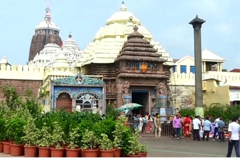  പന്ത്രണ്ടാം നൂറ്റാണ്ടിൽ നിർമിച്ച പുരി ജഗന്നാഥക്ഷേത്രത്തിൽ ജഗന്നാഥൻ, ബലഭദ്ര, സുഭദ്ര എന്നിവരാണ് പ്രതിഷ്ഠ. ഈ വർഷം ജനുവരിയിലാണ് വിഗ്രഹങ്ങളുടെ ഉടയാടകൾ എലി കരണ്ടതായി കണ്ടെത്തിയത്. തടിയിൽ നിര്‍മിച്ച ക്ഷേത്ര വിഗ്രഹങ്ങളും എലി നശിപ്പിക്കാനിടയുണ്ടെന്ന് ആശങ്ക ഉയർന്നു. ഇതോടെയാണ് ക്ഷേത്രഭാരവാഹികൾ എലികളെ തുരത്താനുള്ള മാർ​ഗം ആലോചിച്ചത്.