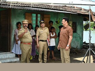 ഒഴുകി ഒഴുകി, ഒഴുകി...