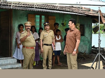 ഒഴുകി ഒഴുകി, ഒഴുകി...