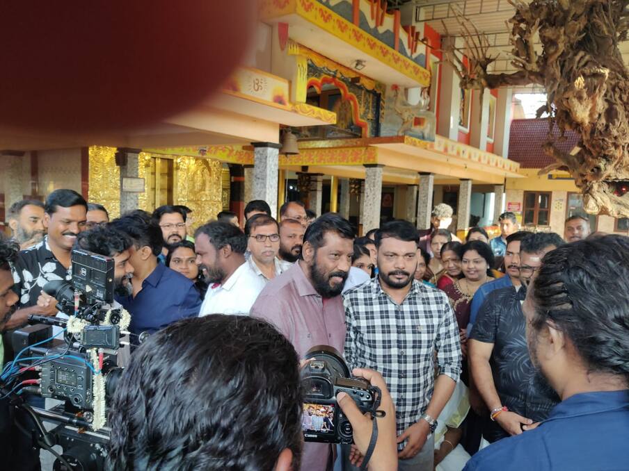  പ്രൊഡ്യൂസർ വിജയകുമാർ പാലക്കുന്ന് ഫസ്റ്റ് ക്ലാപ്പ് അടിച്ചു. സംവിധായകൻ സിദ്ദീഖ് സ്വിച്ചോൺ ചെയ്തു.