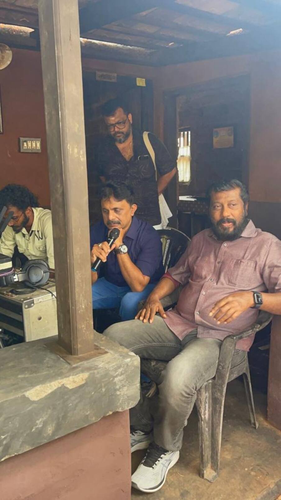  കോതാമൂരിയാട്ടം, പൊറാട്ട് നാടകം തുടങ്ങിയ കലാരൂപങ്ങൾ പശ്ചാത്തലമായി വരുന്ന 'പൊറാട്ട് നാടകം' കോമഡിക്ക് പ്രാധാന്യം നൽകിയാണ് ചിത്രീകരിക്കുന്നത്.
