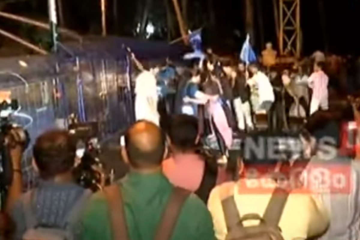 KSU-യൂത്ത് കോൺഗ്രസ് രാജ്ഭവൻ മാർച്ചിൽ സംഘർഷം; പൊലീസ് ലാത്തി വീശി; പ്രവർത്തകർക്ക് പരിക്ക്