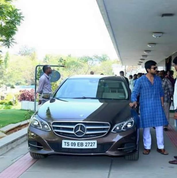  ഇനി RRR താരം രാം ചരണിന്‍റെ ഗ്യാരേജിലുള്ള ആഡംബര കാറുകൾ ഏതൊക്കെയാണെന്ന് നോക്കാം. ഏകദേശം 4 കോടി രൂപ വിലമതിക്കുന്ന ഒരു കസ്റ്റമൈസ്ഡ് Mercedes Maybach GLS 600 രാംചരണിന് ഉണ്ട്. ഓഡി മാർട്ടിൻ വി8 വാന്റേജ്, റോൾസ് റോയ്‌സ് ഫാന്റം, റേഞ്ച് റോവർ ഓട്ടോബയോഗ്രഫി, ആസ്റ്റൺ മാർട്ടിൻ, ഫെരാരി പോർട്ടോഫിനോ എന്നിവയും രാംചരണിനുണ്ടെന്ന് ലൈഫ്‌സ്റ്റൈൽ ഏഷ്യ റിപ്പോർട്ട് ചെയ്തു.