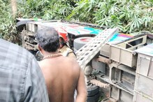 Live Updates Sabarimala Pilgrims accident ശബരിമല തീര്‍ഥാടകരുടെ ബസ് നിലയ്ക്കലിന് സമീപം ഇലവുങ്കലില്‍ കൊക്കയിലേക്ക് മറിഞ്ഞു; ബസിൽ ഉണ്ടായിരുന്നത് 64 പേർ