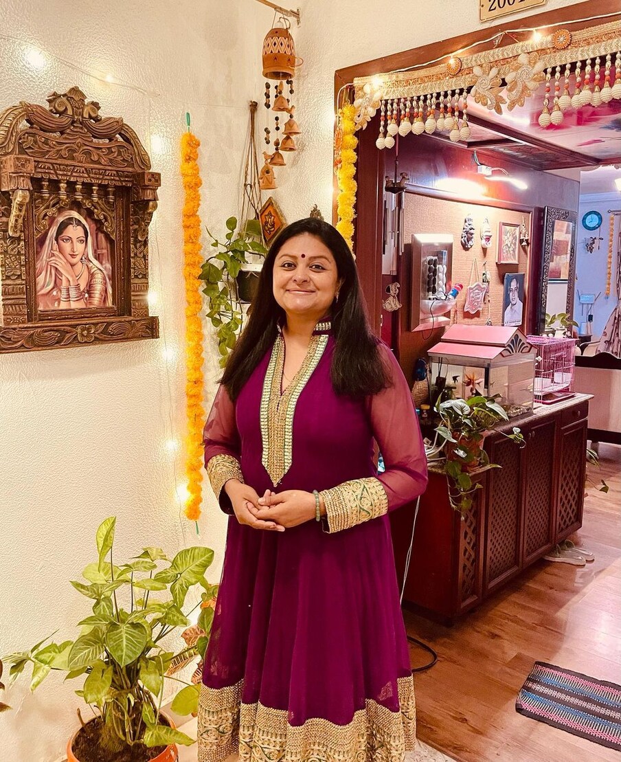  'പാലായിൽ ജനിച്ച് വളർന്ന ആളാണെങ്കിലും ഒരു കാര്യത്തിൽ ഞാൻ ലക്കിയാണ്. എന്റെ പാരന്റ്സ് നീ ഡോക്ടറോ, എഞ്ചനീയറായേ പറ്റൂ എന്ന് മസിൽ പിടിച്ചില്ല. പല കാര്യങ്ങളും എക്സ്പ്ലോർ ചെയ്യാൻ പറ്റി'. (Images: Sabitta George/ Instagram)