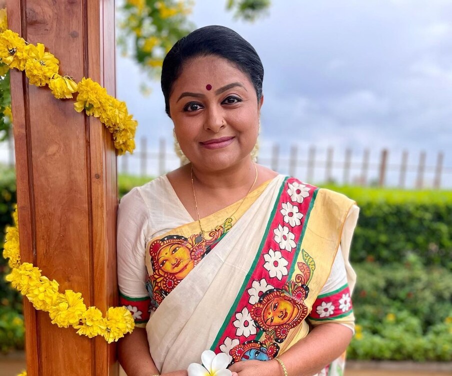  ‘ചെന്നൈയിൽ നിന്ന് കാണാതെ പോയ ബാ​ഗ് പിറ്റേ ദിവസം കോട്ടയത്ത് പുള്ളിയുടെ വീട്ടിൽ ഞാൻ ഡെലിവർ ചെയ്ത് കൊടുത്തു. അങ്ങനെയാണ് സംസാരിച്ച് തുടങ്ങിയത്. പിന്നെ പുള്ളി യുഎസിൽ പോയി. ചേട്ടനാണ് കല്യാണം കഴിക്കാൻ ആ​ഗ്രഹമുണ്ടെന്ന് പറഞ്ഞ് അപ്രോച്ച് ചെയ്തത്’. (Images: Sabitta George/ Instagram)