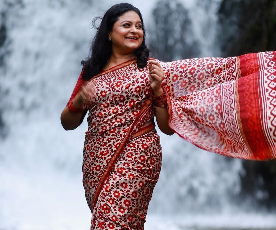  'നിയമപ്രകാരം എക്സ് ഹസ്ബെന്റ് ആണെങ്കിലും പിള്ളേരുടെ അച്ഛൻ എന്നാണ് ഞാൻ വിളിക്കാറ്. എയർപോർട്ടിൽ വെച്ച് എന്നെ കണ്ട് ഇഷ്ടപ്പെട്ടു. എയർപോർട്ടിൽ ബാ​ഗ് മിസ്സായി പോയെന്ന് പറ‍ഞ്ഞ് പുള്ളി പരാതി നൽകാൻ വന്നതായിരുന്നു’. (Images: Sabitta George/ Instagram)