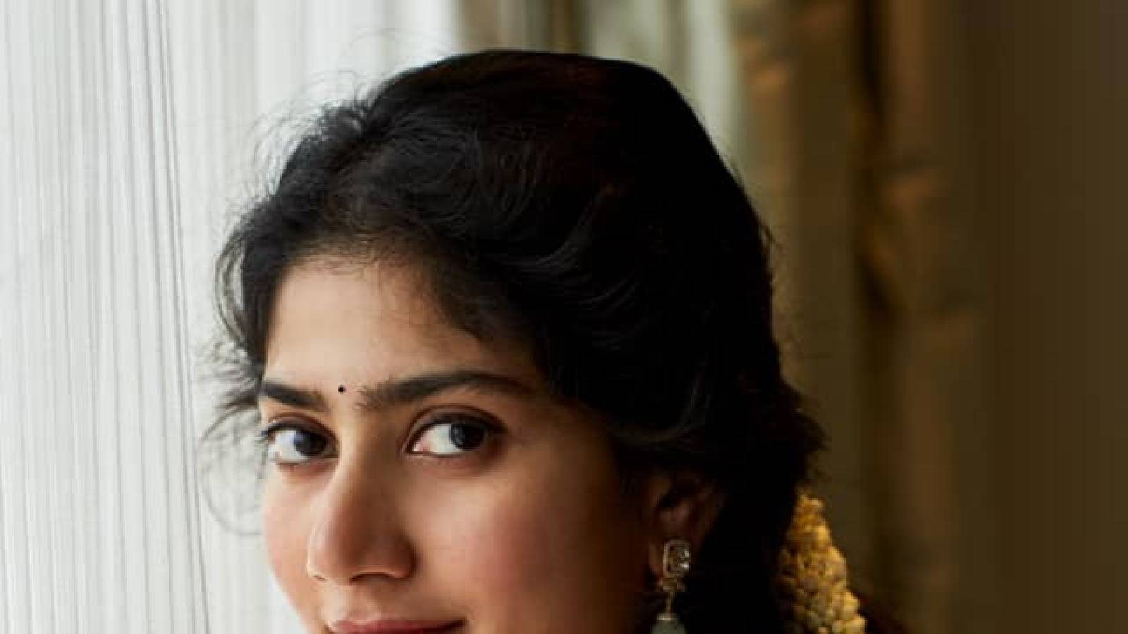  മലയാളത്തിൽ എത്ര വർഷം കഴിഞ്ഞാലും ഓർത്തുവെക്കപ്പെടുന്ന സിനിമയാണ് അൽഫോൻസ് പുത്രൻ സംവിധാനം ചെയ്ത് നിവിൻ പോളി, സായ് പല്ലവി (Sai Pallavi), അനുപമ പരമേശ്വരൻ എന്നിവർ മുഖ്യവേഷങ്ങൾ അവതരിപ്പിച്ച 'പ്രേമം'. ഈ സിനിമയിലൂടെ മലയാളത്തിൽ ആദ്യമായി മുഖം കാണിച്ച നടിയാണ് തമിഴ്നാട് സ്വദേശിനിയായ സായ് പല്ലവി. മലർ മിസ് എന്നായിരുന്നു താരത്തിന്റെ കഥാപാത്രത്തിന് പേര്. ആ ഒരൊറ്റ ചിത്രത്തിലൂടെ തന്റെ വരവ് അറിയിക്കാന്‍ സായ് പല്ലവിക്ക് കഴിഞ്ഞു.