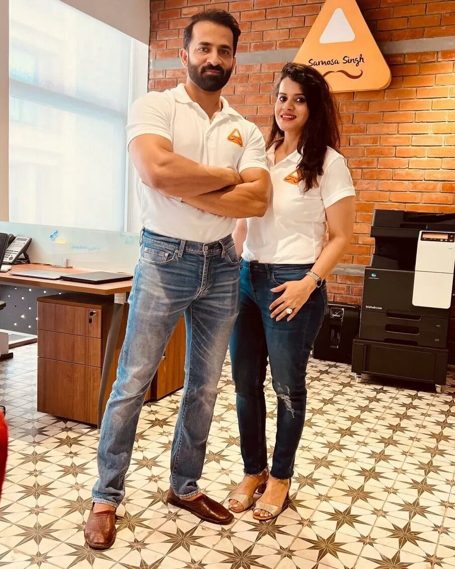  ഹരിയാനക്കാരായ ഈ ദമ്പതികൾ തങ്ങളുടെ വീട് വിറ്റ പണവും മറ്റ് സാമ്പാദ്യവും ഉപയോഗിച്ച് ഫാക്ടറിക്കൊപ്പം ആദ്യ ഔട്ട്‌ലെറ്റും ആരംഭിച്ചു, താമസിയാതെ ഒരു വലിയ അടുക്കള സ്ഥാപിക്കാൻ മാത്രമായി 80 ലക്ഷം രൂപയാണ് ഇരുവരും നിക്ഷേപിച്ചതെന്ന് വീക്കെൻഡർ റിപ്പോർട്ട് ചെയ്തു.