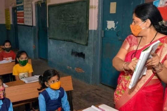 ഏഴാം ശമ്പളക്കമ്മീഷന്‍ റിപ്പോര്‍ട്ട് അനുസരിച്ചുള്ള ശമ്പളം വിതരണം ചെയ്യുന്നതിന് ആവശ്യമായ ഉത്തരവ് പുറപ്പെടുവിച്ചിട്ടുണ്ടെന്നും അദ്ദേഹം പറഞ്ഞു