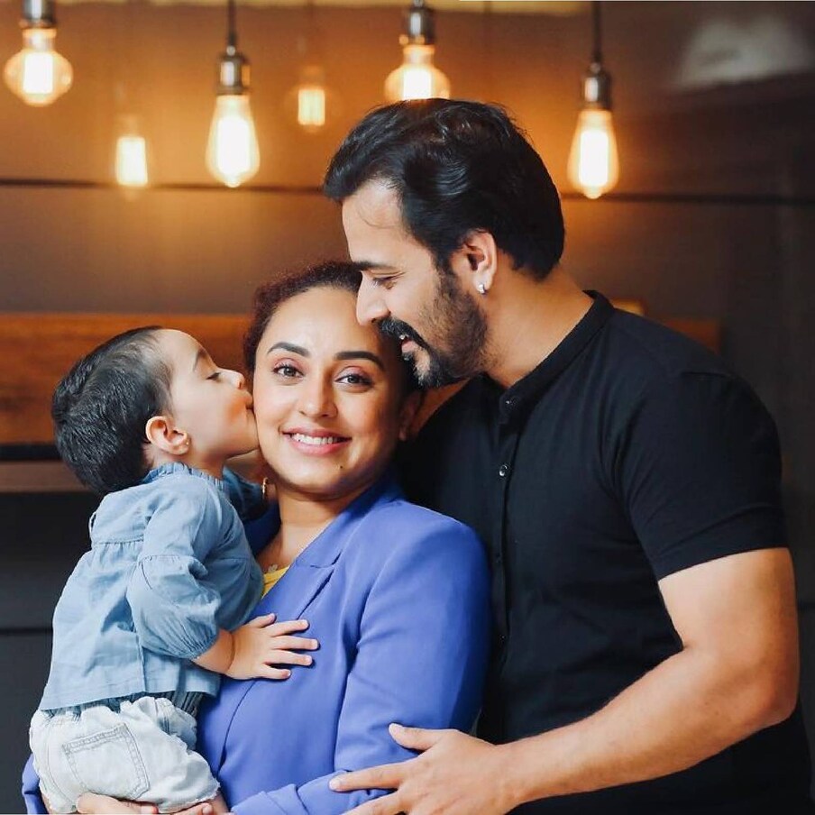  ബിഗ് ബോസ് ഷോ പൂർത്തിയായി അധികം വൈകാതെ തന്നെ പേളി മാണിയും ശ്രീനിഷും വിവാഹിതരായി. രണ്ട് മതമായിരുന്നെങ്കിലും വീട്ടുകാരുടെ പൂർണ്ണ പിന്തുണയോടെ രണ്ട് ആചാരങ്ങളിലും വിവാഹം നടത്തിയിരുന്നു.