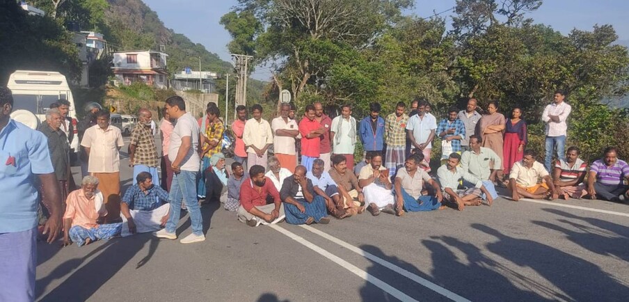  തൊടുപുഴ: അരിക്കൊമ്പനെ പിടികൂടുന്നത് വൈകുന്നതിൽ ഇടുക്കിയിലെ വിവിധ പഞ്ചായത്തുകളിൽ നടത്തിയ ഹർത്താൽ പൂർണ്ണം. 13 പഞ്ചായത്തുകളിലായിരുന്നു ആദ്യം ഹർത്താൽ പ്രഖ്യാപിച്ചിരുന്നത്. ഇതിൽ നിന്ന് ഇടമലക്കുടി, രാജകുമാരി, ബൈസൺവാലി, സേനാപതി, ഉടുമ്പൻ ചോല എന്നീ പഞ്ചായത്തുകളെ പിന്നീട് ഒഴിവാക്കിയായിരുന്നു ജനകീയ ഹർത്താൽ നടത്തിയത്.