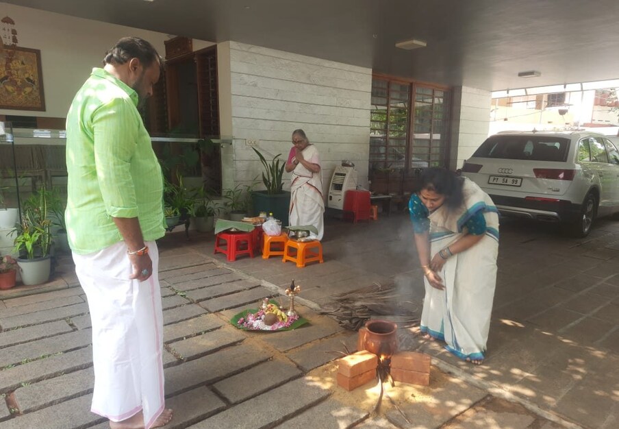  കഴിഞ്ഞ വർഷങ്ങളിലെല്ലാം ഔദ്യോഗികമായും സിനിമയുമായും ബന്ധപ്പെട്ട തിരക്കുകളൊക്കെ മാറ്റിവെച്ച് സുരേഷ് ഗോപി ആറ്റുകാൽ പൊങ്കാലദിവസം വീട്ടിൽ ഉണ്ടാകാറുണ്ട്.