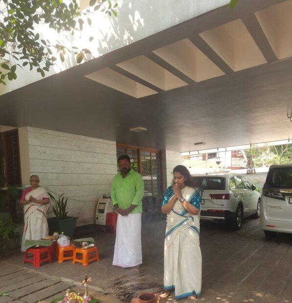  ആറ്റുകാൽ പൊങ്കാലയുടെ ഭാഗമായി സുരേഷ് ഗോപിയും കുടുംബവും