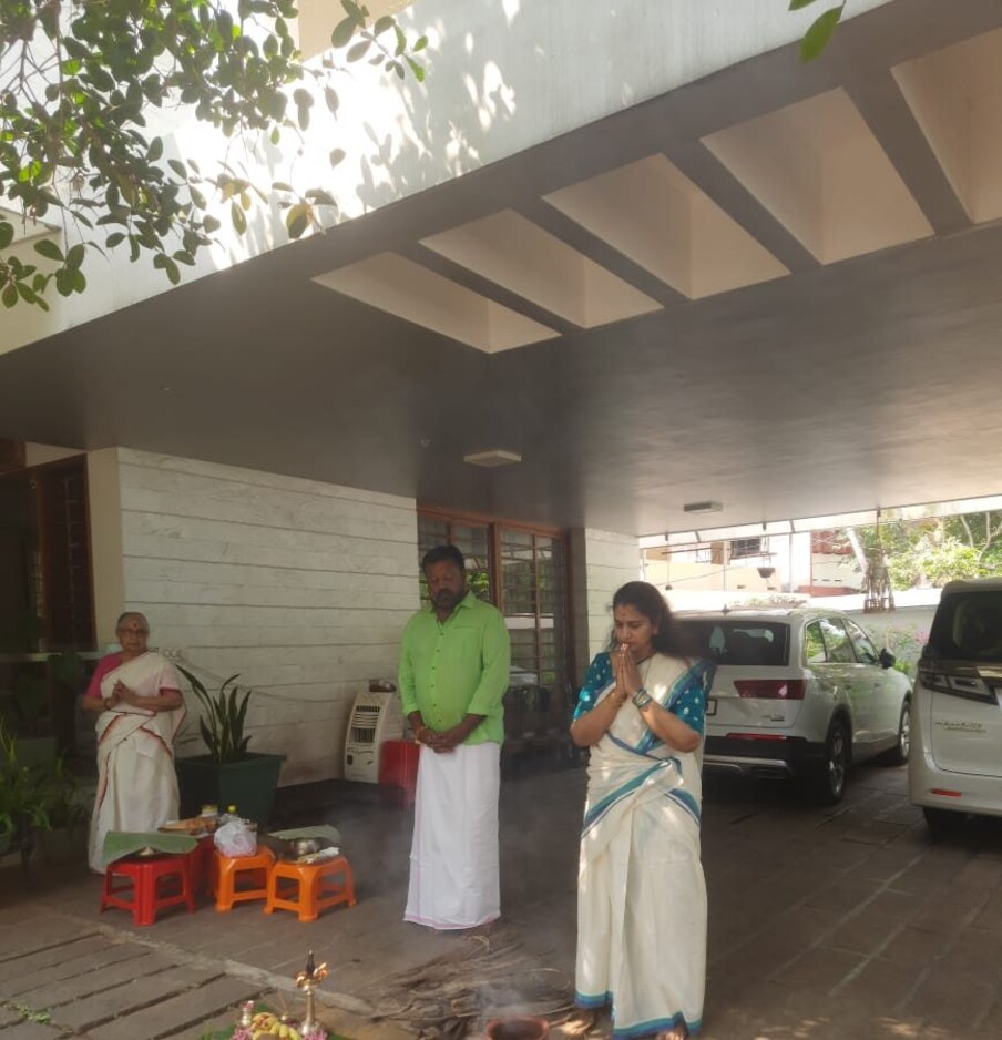  ഇത്തവണയും പൊങ്കാല അർപ്പിക്കുന്ന ഭാര്യ രാധികയ്ക്കൊപ്പം സദാസമയവും സുരേഷ് ഗോപി ഉണ്ടായിരുന്നു.