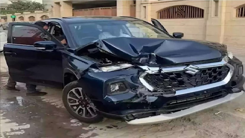  എന്നാൽ കഴിഞ്ഞ ദിവസം ടെസ്റ്റ് ഡ്രൈവിനിടെ ഉണ്ടായ ഒരു അപകടമാണ് ഇപ്പോൾ സോഷ്യൽ മീഡിയയിൽ ചർച്ചയാകുന്നത്. ഉത്തർപ്രദേശിലെ മീററ്റിലാണ് സംഭവം. മാരുതിയുടെ പുതിയ ഗ്രാൻഡ് വിറ്റാര എസ്‌യുവി ടെസ്റ്റ് ഡ്രൈവ് ചെയ്യുന്നതിനിടെയാണ് സംഭവം.