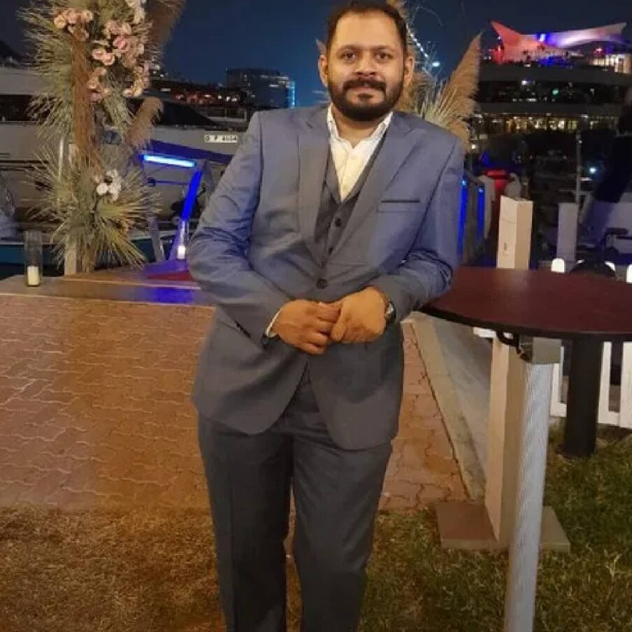  സൗണ്ട് ഡിസൈനറും കൊച്ചിയിലെ മോളിക്യൂൾസ് സ്റ്റുഡിയോ ഉടമയുമായ നിഖിൽ വർമ്മയാണ് ഡോക്യുമെന്ററിയുടെ സൂപ്പർവൈസിംഗ് ഫോളി എഡിറ്റർ. ആനയുടെ കാലൊച്ചയും, ഭക്ഷിക്കുന്ന ഇലകളുടെ ശബ്ദവും പോലുള്ള ശബ്ദ ഇഫക്റ്റുകൾ സ്റ്റുഡിയോയിൽ സൃഷ്ടിച്ചു എന്ന് ന്യൂസ് 9ന് നൽകിയ അഭിമുഖത്തിൽ നിഖിൽ പറഞ്ഞു