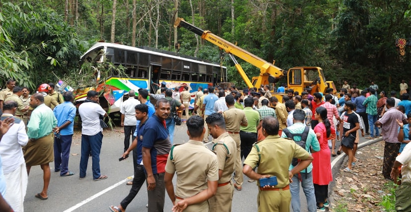  ശബരിമല പാതയിൽ ഇലവുങ്കലിനും കണമലക്കും ഇടയിൽ നാറാണം തോടിന് സമീപത്താണ് അപകടം നടന്നത്. ഡ്രൈവർക്ക് കാര്യമായ പരുക്ക് ഉണ്ടെങ്കിലും ആരോഗ്യനില തൃപ്തികരമാണെന്നാണ് റിപ്പോർട്ട്. ഡ്രൈവറെ കോട്ടയം മെഡിക്കൽ കോളേജിലാണ് പ്രവേശിപ്പിച്ചിട്ടുള്ളത്.