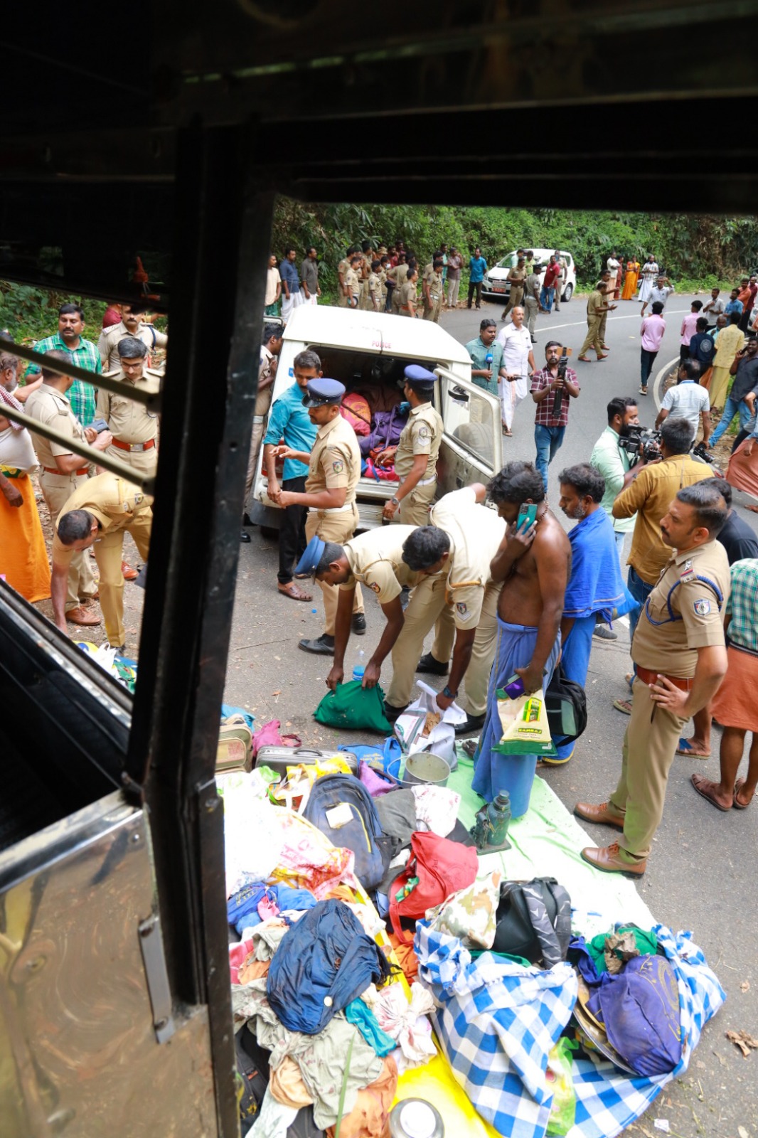  തലയ്ക്ക് പരിക്കേറ്റതോടെയാണ് ഡ്രൈവറെ കോട്ടയം മെഡിക്കൽ കോളേജിലേക്ക് മാറ്റിയത്.. ബസില്‍ കുടുങ്ങിയ എല്ലാവരെയും ഉടൻതന്നെ പുറത്തെടുത്തെന്ന് ജില്ലാ കളക്ടര്‍ അറിയിച്ചു. പരിക്കേറ്റ കൂടുതൽ പേരെയും പത്തനംതിട്ട ജനറൽ ആശുപത്രിയിലാണ് പ്രവേശിപ്പിച്ചത്.