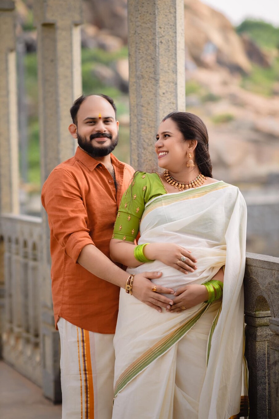  ഗായിക എന്നാണ് വിജയ് ഭാര്യയെ വിശേഷിപ്പിക്കാറ്. 'മാഷ്' എന്ന് സ്നേഹപൂർവ്വം ദേവിക വിജയ് മാധവിനെ വിളിക്കാറുണ്ട്