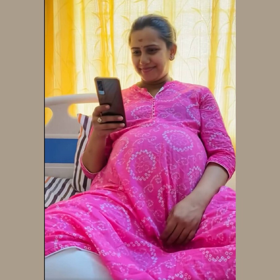  അമ്മയുടെ ഉദരത്തിൽ ആയിരുന്നപ്പോൾ മുതൽ കുഞ്ഞിനെ പാട്ട് പാടി കേൾപ്പിച്ച് കൊതിപ്പിച്ചു വളർത്തിയവരാണ് ദേവികയും വിജയ് നമ്പ്യാരും. പോരാത്തതിന് ഉത്സവ സീസണിൽ ജനനമായതോടു കൂടി അടുത്തുള്ള അമ്പലത്തിലെ പാട്ടും കേൾക്കാൻ അവസരം ഉണ്ടായിട്ടുണ്ട്