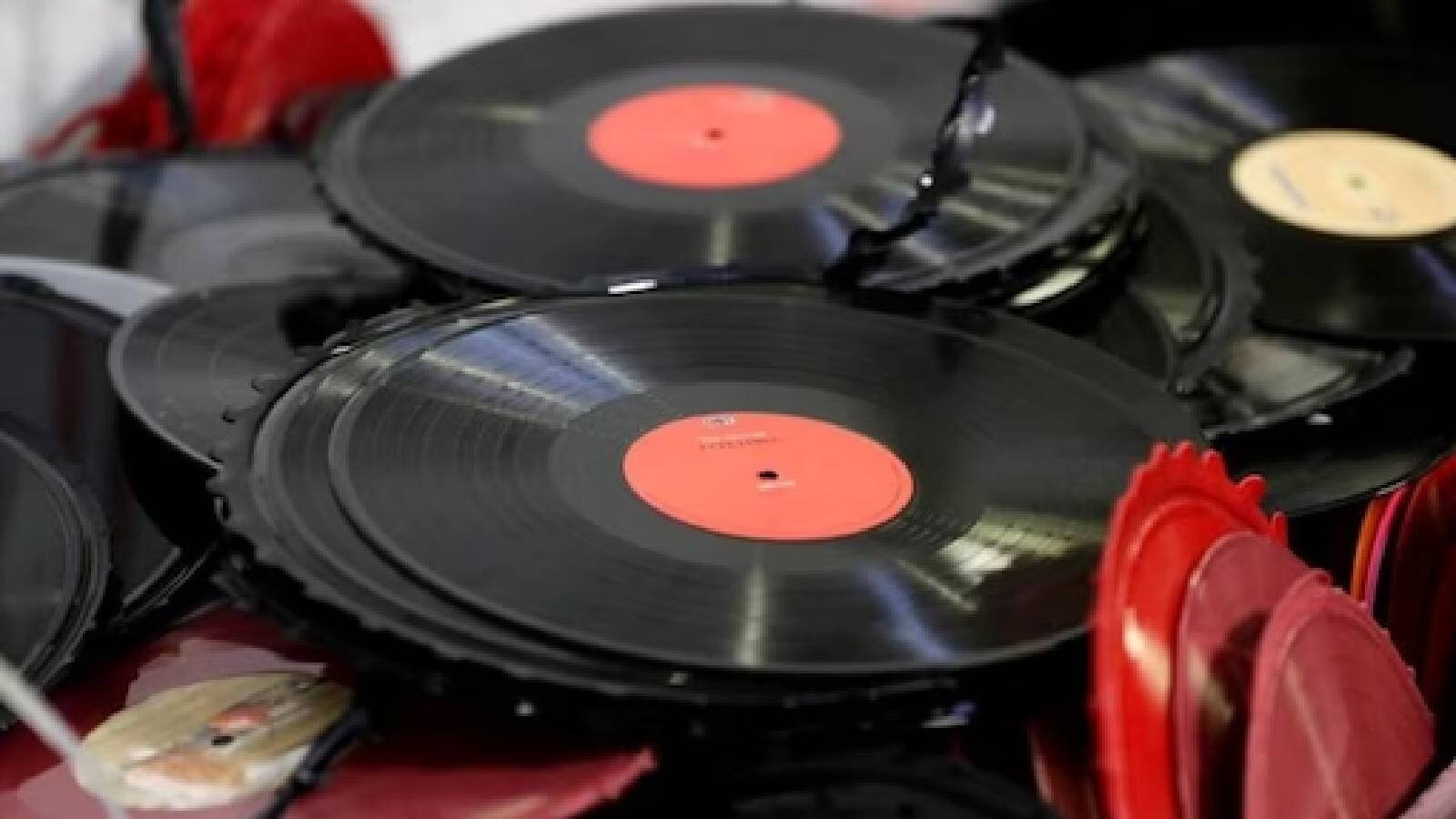 CD  No, dear vinyl records;  Behind America’s Newest Trend