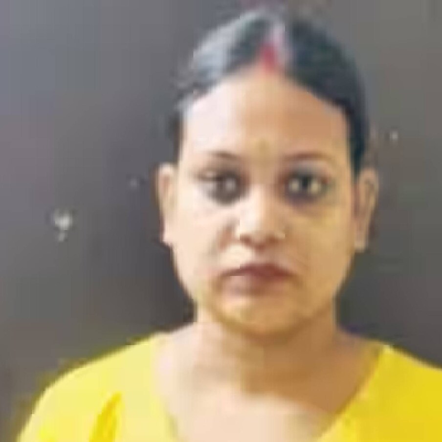  കാമുകനൊപ്പം ജീവിക്കാൻ ഭർത്താവിൽ നിന്ന് എട്ട് ലക്ഷം രൂപ വിലമതിക്കുന്ന സ്വർണവും പണവും കവർന്ന 31 കാരിയായ യുവതിയെ പോലീസ് അറസ്റ്റ് ചെയ്തു. പോലീസ് പറയുന്നതനുസരിച്ച്, പായൽ ജ്യോതിറാം ഷെഡ്‌ഗെ എന്ന് പേരുള്ള യുവതി ഭർത്താവിനൊപ്പം മലാഡിൽ താമസിക്കുകയായിരുന്നു. കേസ് ഒതുങ്ങിയശേഷം കൊള്ളയടിച്ച മുതലുമായി കാമുകനോടൊപ്പം പോകാൻ കാത്തിരിക്കുകയായിരുന്നു യുവതി
