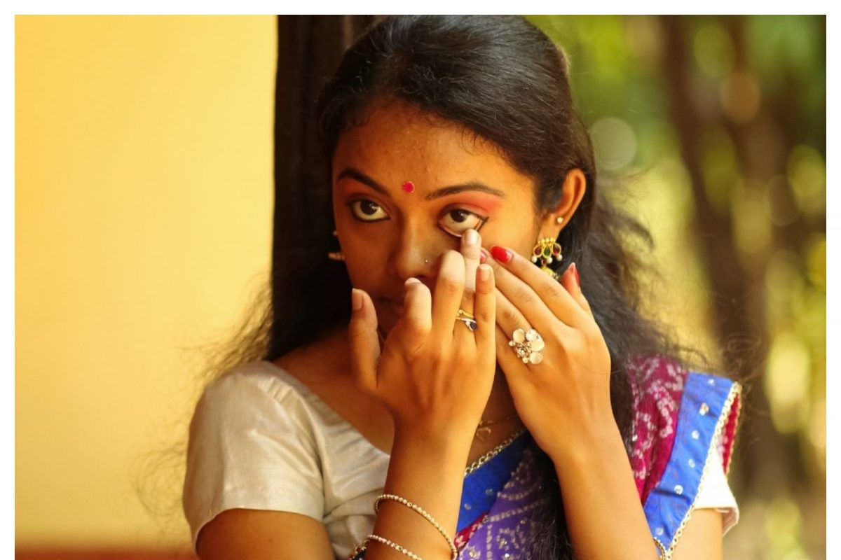 സ്ഥിരമായി കാജൽ അണിയുന്നത് കണ്ണിനു ചുറ്റും കറുപ്പിന് കാരണമാകുമോ?